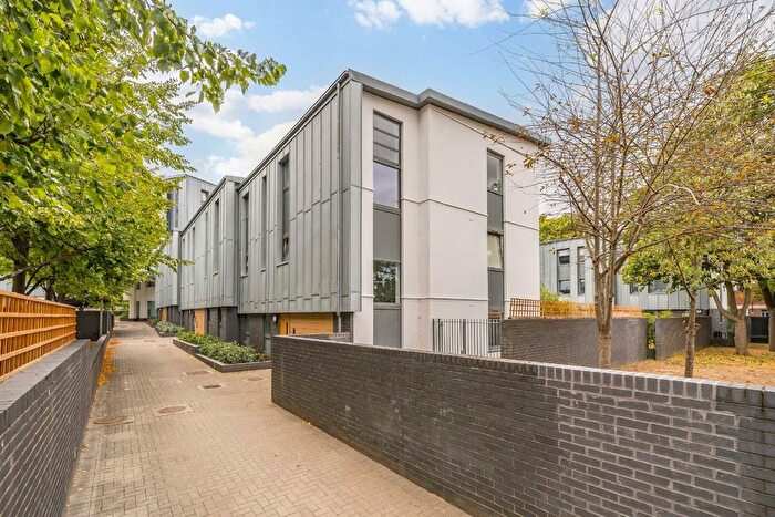 2 Bedroom Flat To Rent In Wharncliffe Mews, Clapham South, SW4