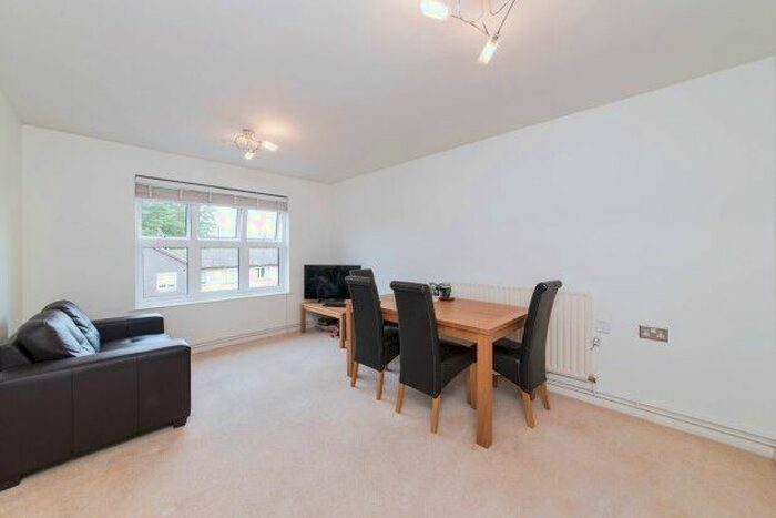 1 Bedroom Flat To Rent In Ivybridge Close, Twickenham, TW1
