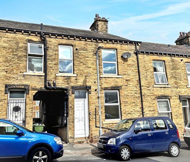 2 Bedroom Terraced House For Sale In Haycliffe Road, Bradford, BD5