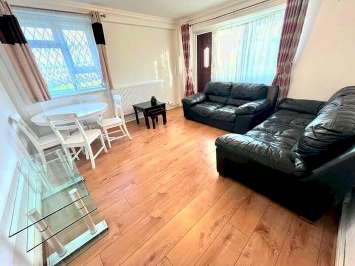 2 Bedroom Apartment To Rent In Cromwell Heights Leeds, LS9
