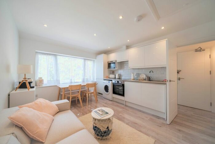 2 Bedroom Flat To Rent In Vicarage Farm Road, Hounslow, TW3