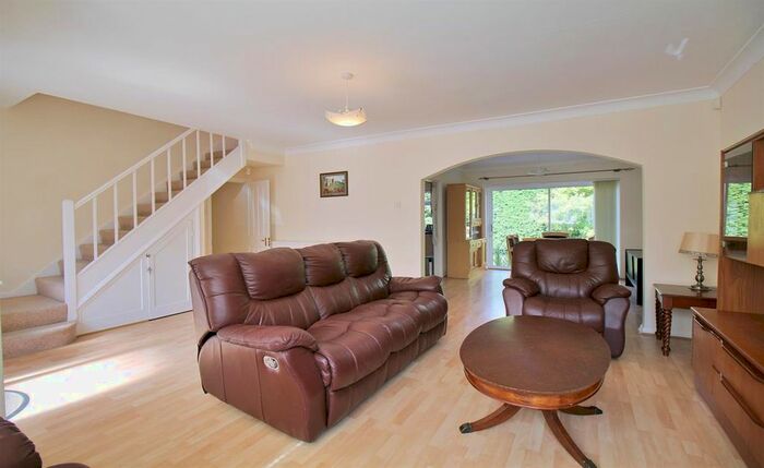 3 Bedroom Semi-Detached House To Rent In Howcroft Crescent, London, N3