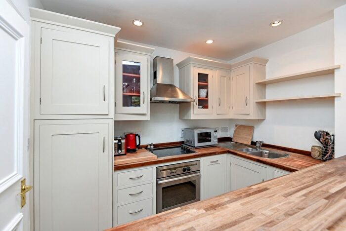 2 Bedroom Flat To Rent In Courtfield Road, South Kensington, London, SW7