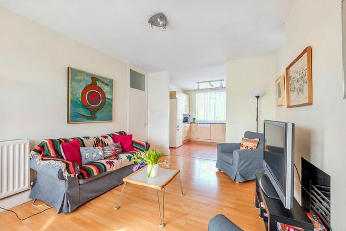 3 Bedroom Flat To Rent In Frithville Gardens, Shepherd's Bush, London, W12