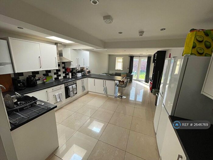 6 Bedroom End Of Terrace House To Rent In Donnington Gardens, Reading, RG1