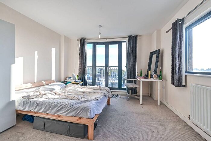 2 Bedroom Flat To Rent In Cottage Road, Islington, London, N7