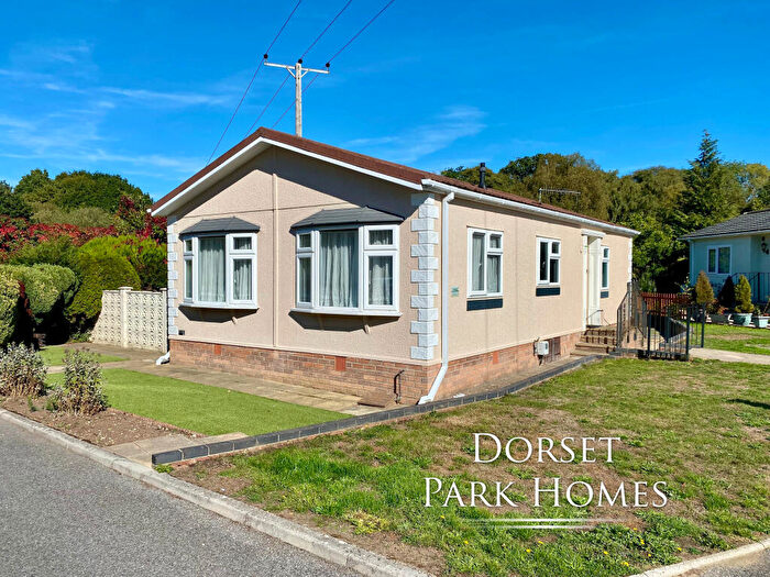 Park Home For Sale In Gladelands Park, Ferndown, Dorset, BH22