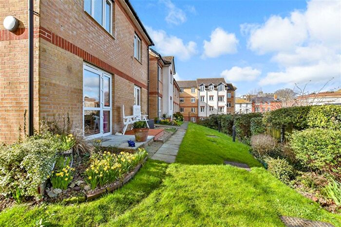 1 Bedroom Flat For Sale In Bell Road, Sittingbourne, Kent, ME10