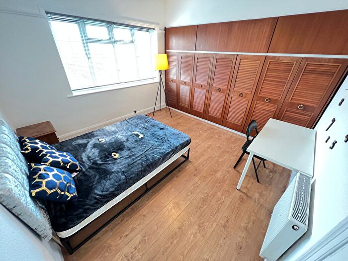 5 Bedroom Flat To Rent In Florence Mansions, London, NW4