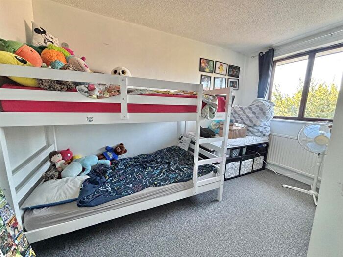 3 Bedroom End Of Terrace House For Sale In Sycamore Close, Creekmoor, BH17 - Photo 8