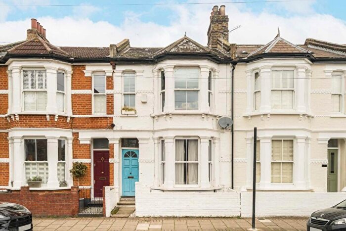2 Bedroom Flat For Sale In Eversleigh Road, Shaftesbury Estate, SW11