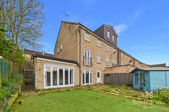 4 Bedroom Semi-Detached House To Rent In Draymans Court, Halifax, West Yorkshire, HX2