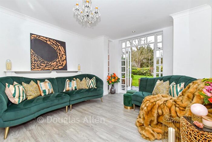 1 Bedroom Flat For Sale In Main Road, Romford, Essex, RM2