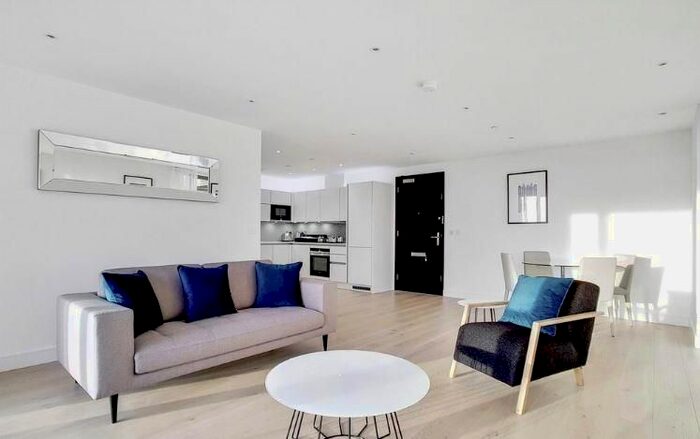 3 Bedroom Flat To Rent In Bromyard Avenue, Acton, London, W3