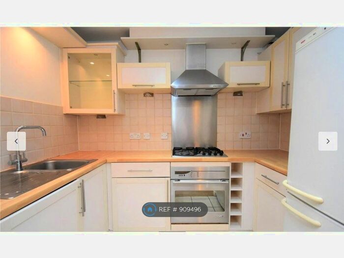 2 Bedroom Flat To Rent In Imperial Court, Newbury, RG14