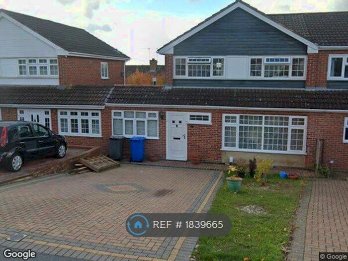 4 Bedroom Semi-Detached House To Rent In Lingholm Close, Maidenhead, SL6