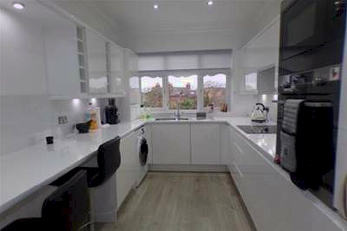 2 Bedroom Flat To Rent In Windermere House, L17