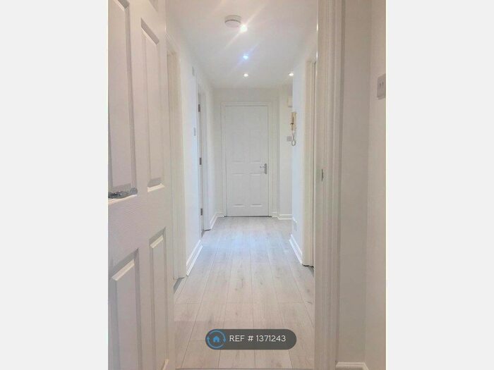 3 Bedroom Flat To Rent In Juniper Court, Romford, RM6