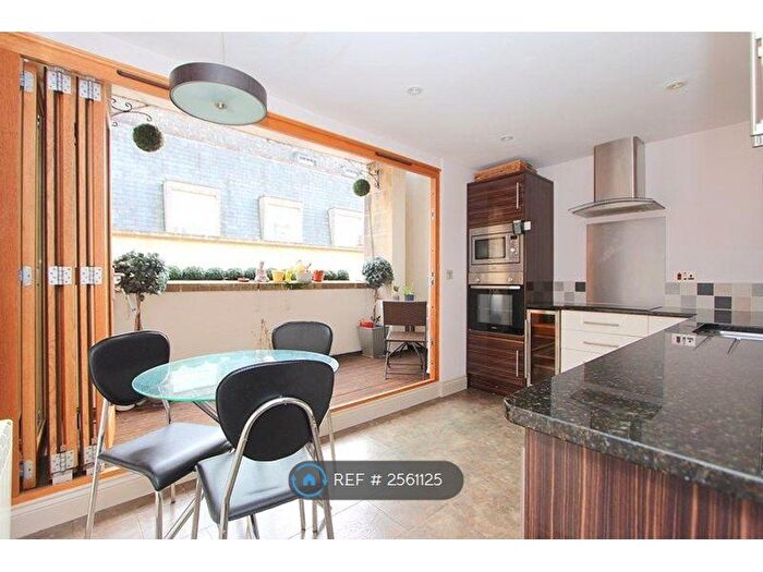 3 Bedroom Flat To Rent In Abbey Green, Bath, BA1