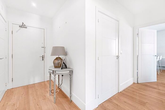 2 Bedroom Flat For Sale In Mead Lane, Hertford, SG13