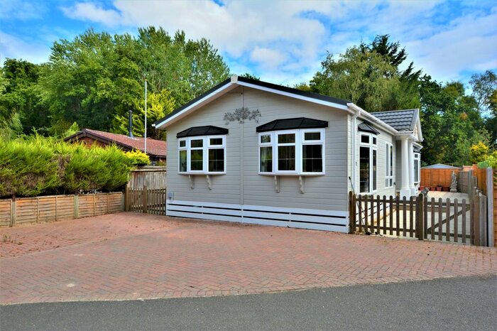 2 Bedroom Bungalow For Sale In Ruckinge, Ashford, TN26