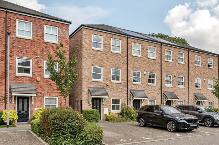 4 Bedroom Town House To Rent In Toye Avenue, London, N20