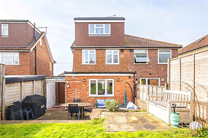 3 Bedroom Semi-Detached House For Sale In Fairway, Nash Mills, Hemel Hempstead, Hertfordshire, HP3