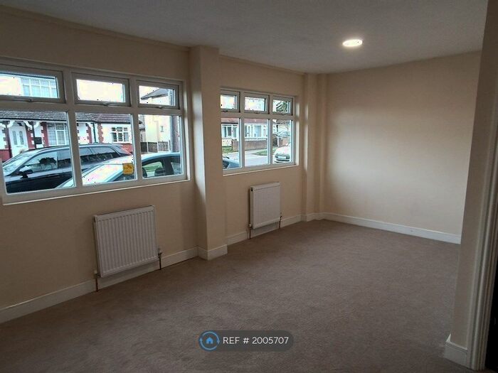 1 Bedroom Flat To Rent In Commercial Road, Westcliff-On-Sea, SS0