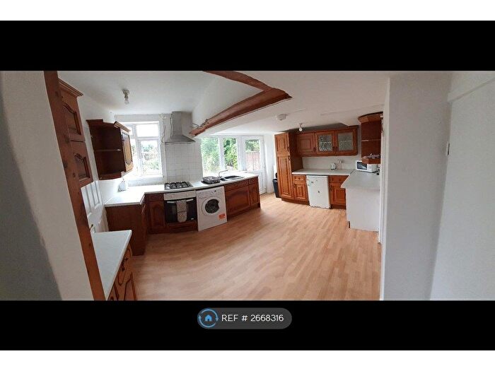 6 Bedroom Semi-detached House To Rent In Queens Rd, Leicester, LE2