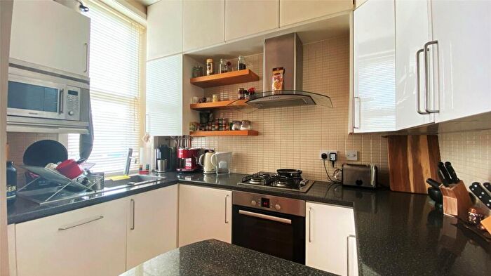 2 Bedroom Apartment To Rent In Woodside Grove, Finchley, London, N12