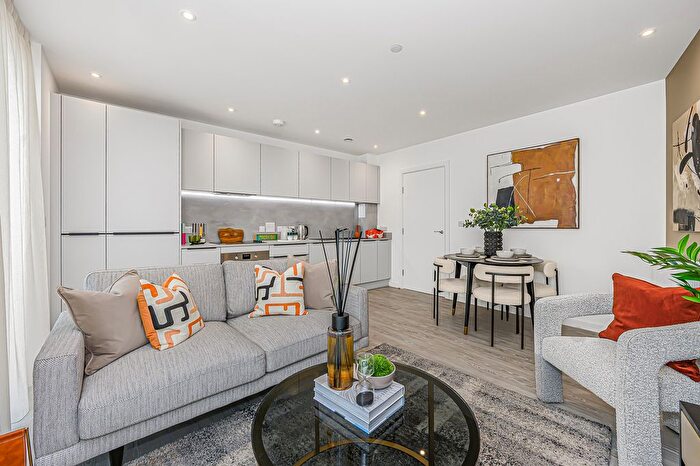 3 Bedroom Flat For Sale In London Road, Brentford, TW8