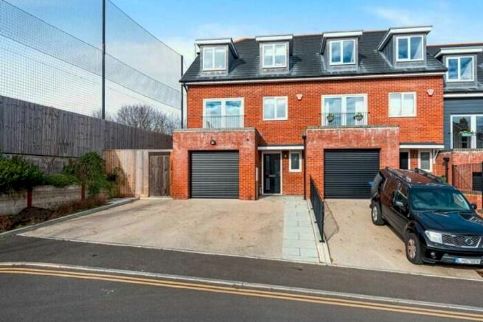 5 Bedroom Semi-Detached House To Rent In Robins Gate, Bracknell, Berkshire, RG12