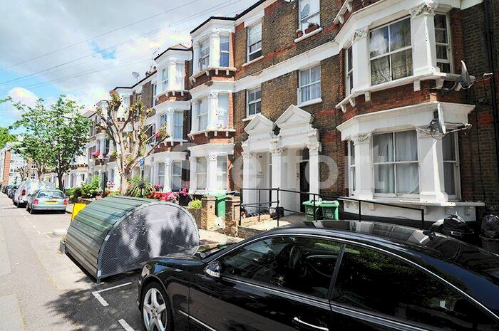 3 Bedroom Flat To Rent In College Place, London, NW1