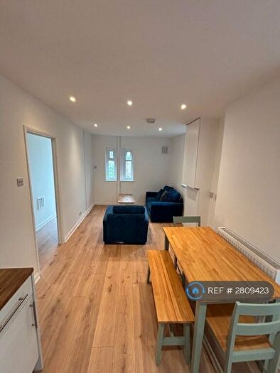 3 Bedroom Flat To Rent In Radbourne Road, London, SW12