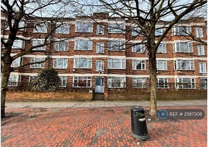 2 Bedroom Flat To Rent In North Gates, London, N12