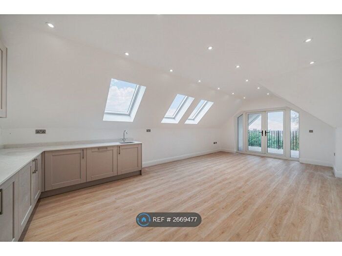 3 Bedroom Flat To Rent In West Hill, South Croydon, CR2