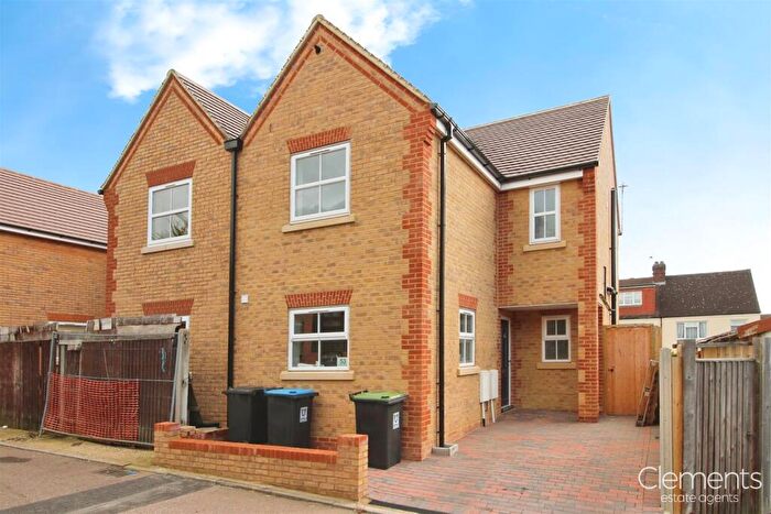 3 Bedroom Semi-Detached House To Rent In Corner Hall, Hemel Hempstead, HP3