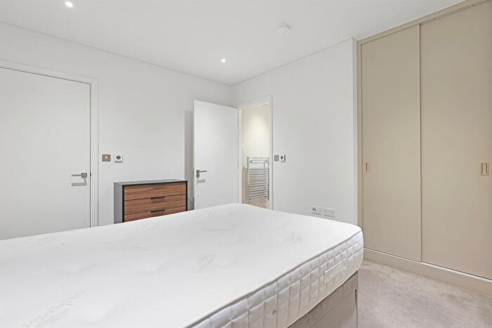 3 Bedroom Flat To Rent In Gartons Way, London, SW11