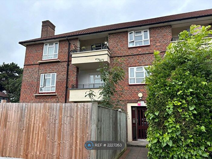 3 Bedroom Flat To Rent In Swiftsden Way, Bromley, BR1