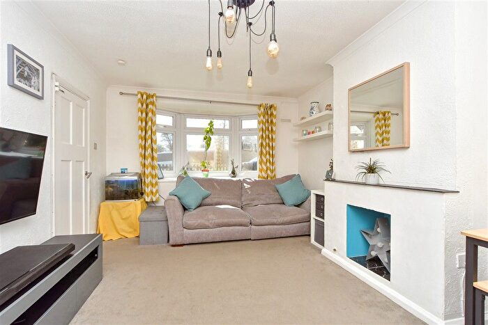 3 Bedroom Semi-Detached House For Sale In South Avenue, Sittingbourne, Kent, ME10