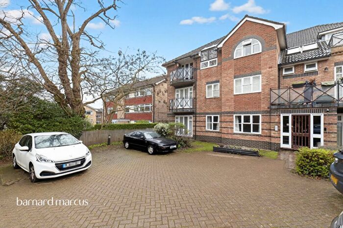 2 Bedroom Flat For Sale In Christchurch Park, Sutton, SM2