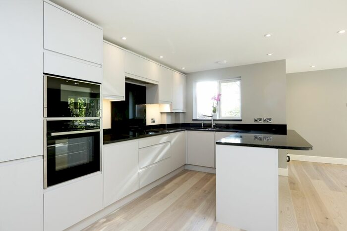 2 Bedroom Flat To Rent In Worple Road, London, SW20