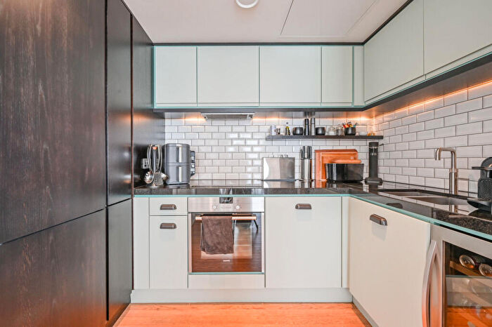 3 Bedroom Flat For Sale In Cobblestone Square, Wapping, London, E1W