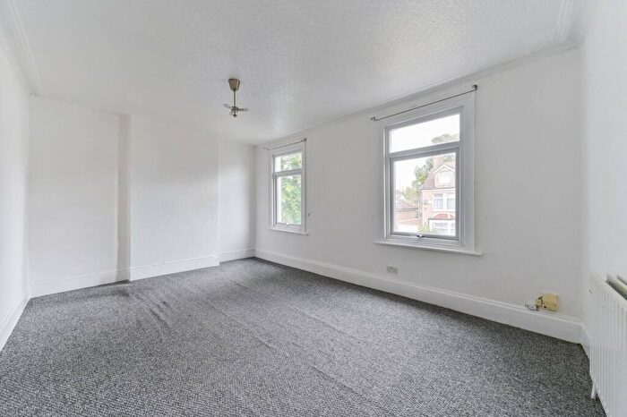 2 Bedroom Flat To Rent In Holmesdale Road, South Norwood, London, SE25