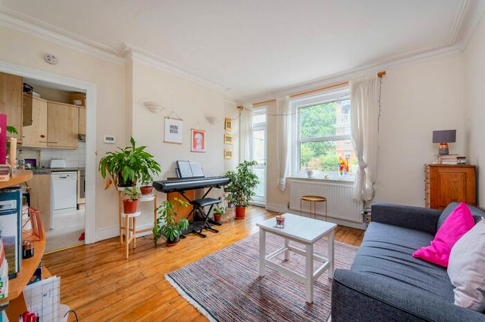 2 Bedroom Flat To Rent In Stanlake Road, Shepherd's Bush, London, W12