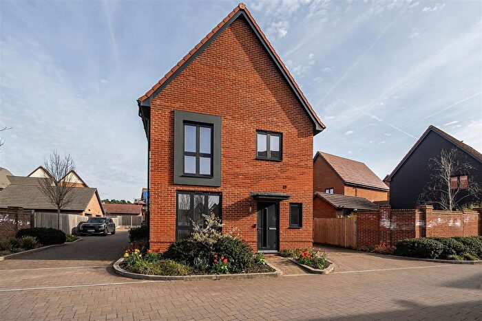 3 Bedroom Detached House For Sale In Westfield Place, Crowthorne, Berkshire, RG45