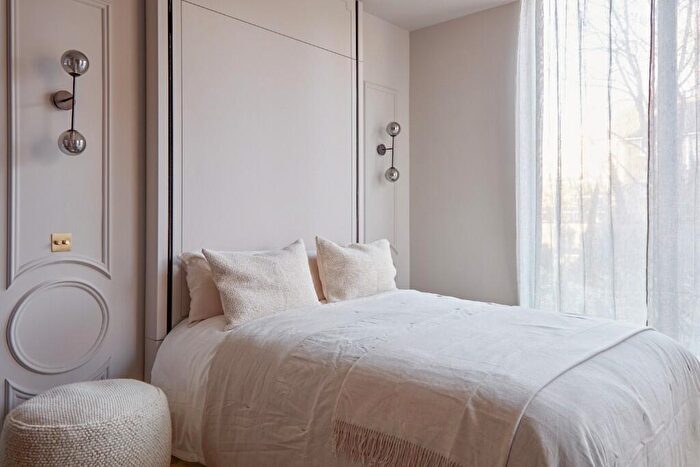 Studio To Rent In Brondesbury Park, London, NW6