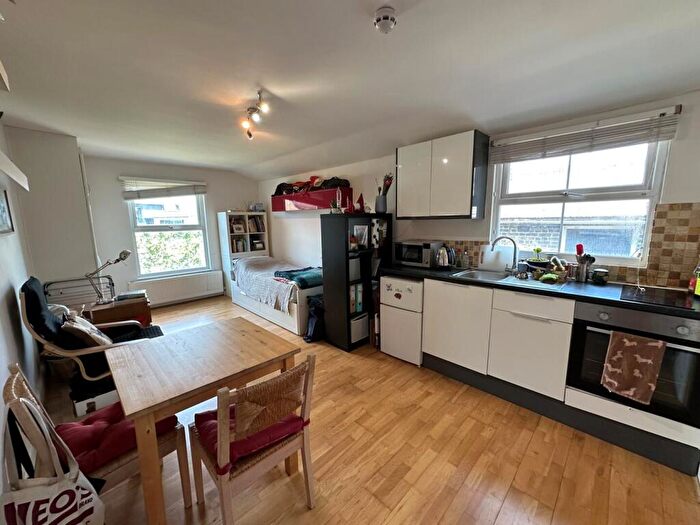 Flat To Rent In Duckett Road, Green Lanes, London, N4