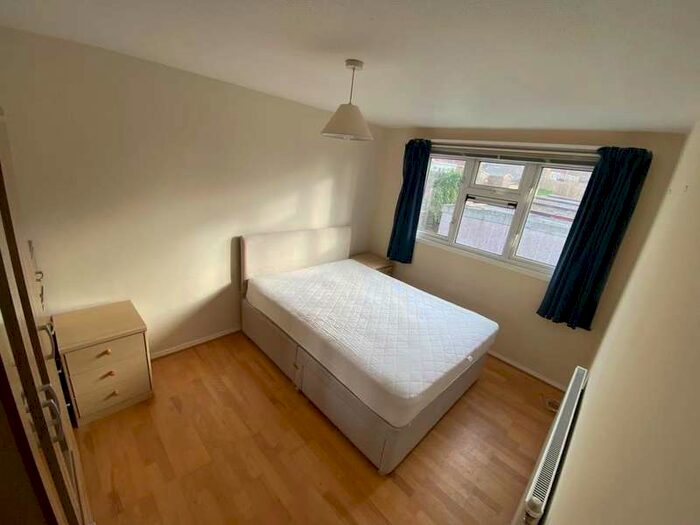 3 Bedroom Terraced House To Rent In Clover Road, Guildford, GU2