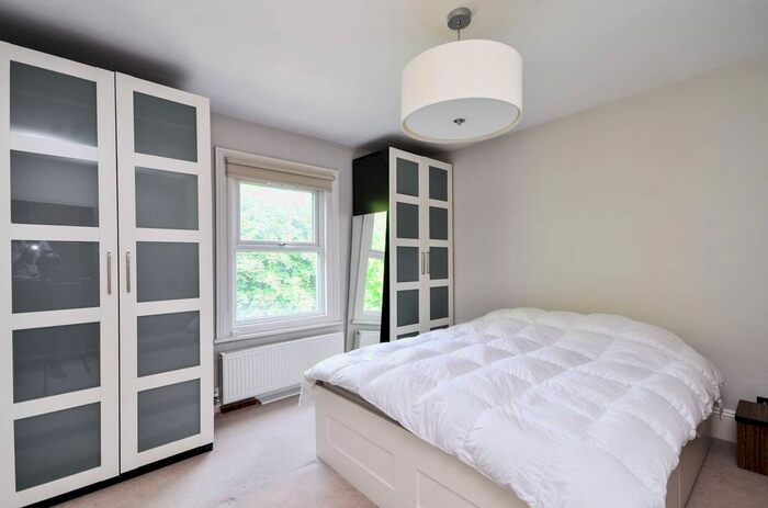 2 Bedroom Flat To Rent In Penywern Road, Earls Court, London, SW5